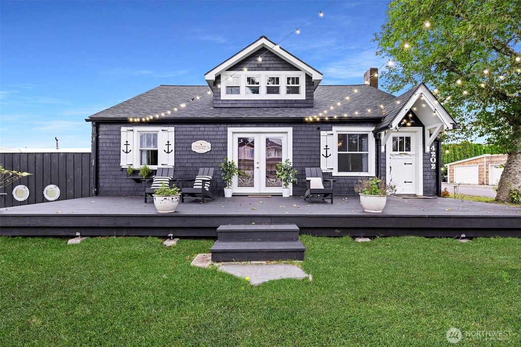 4202 L Place, Seaview, WA 98641