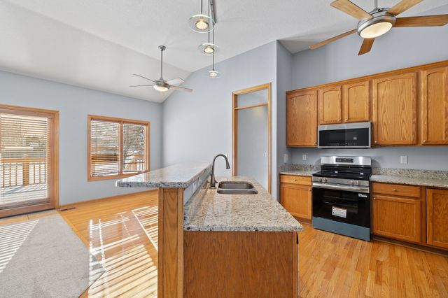 7606 Oakwood Drive, Urbandale, IA 50322