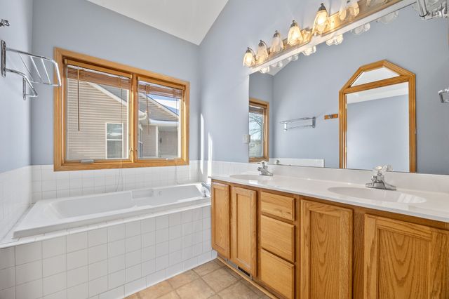 7606 Oakwood Drive, Urbandale, IA 50322