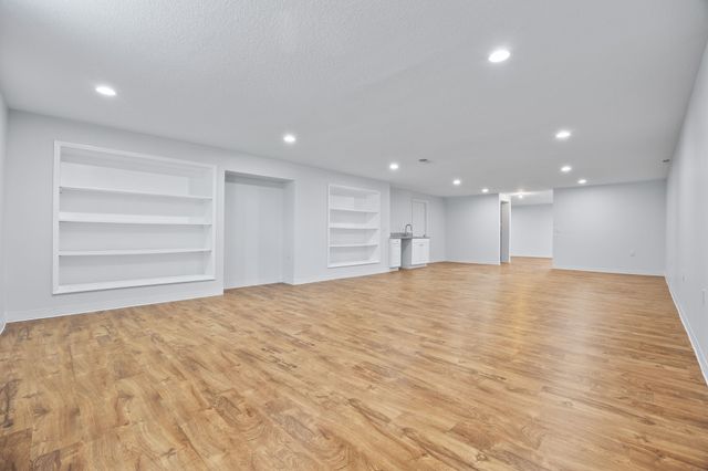 7606 Oakwood Drive, Urbandale, IA 50322