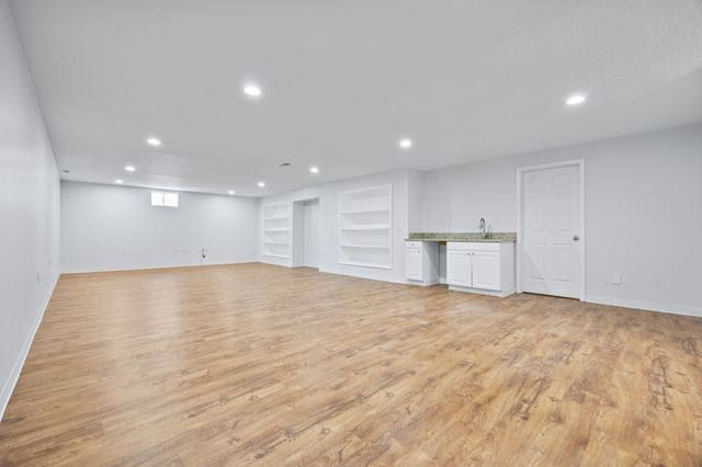 7606 Oakwood Drive, Urbandale, IA 50322