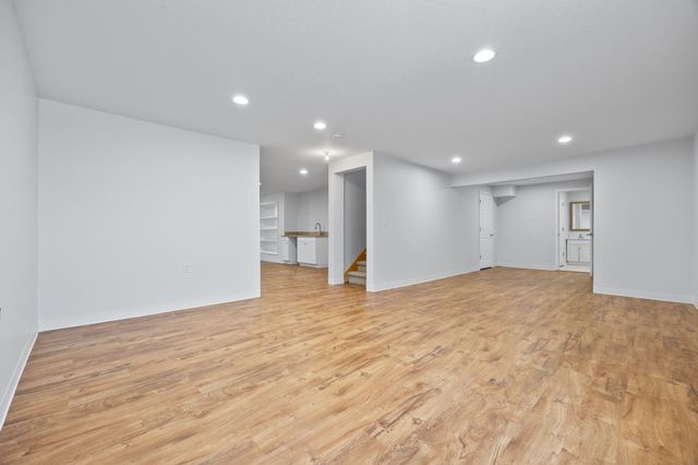 7606 Oakwood Drive, Urbandale, IA 50322