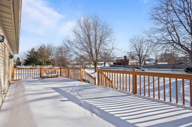 7606 Oakwood Drive, Urbandale, IA 50322