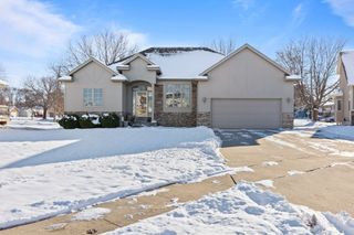 7606 Oakwood Drive, Urbandale, IA 50322