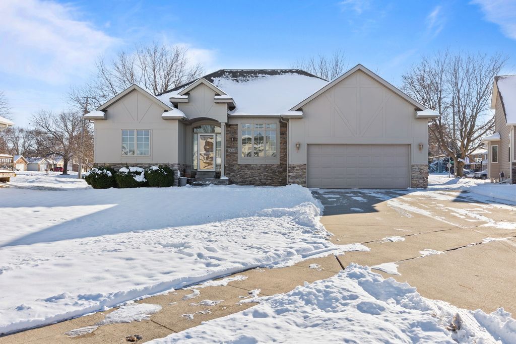 7606 Oakwood Drive, Urbandale, IA 50322