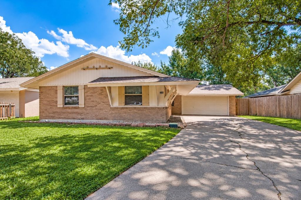 2218 Royal Oaks Drive, Irving, TX 75060 — exterior