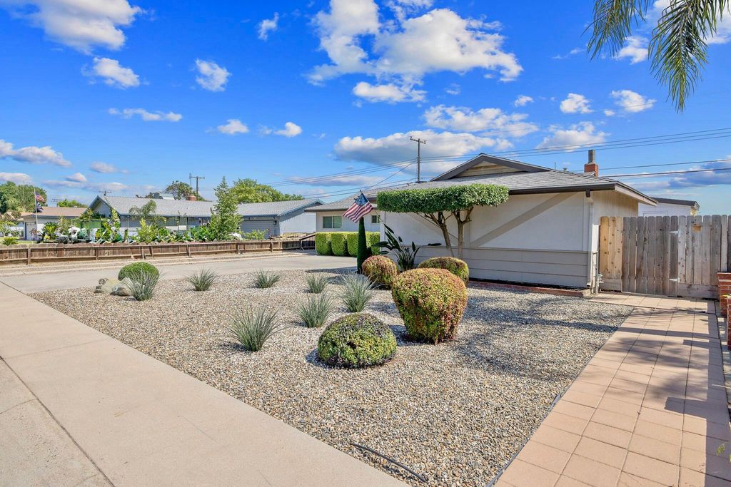 Image 2 of property listing at 3113 E Laurel Avenue, Visalia, CA 93292