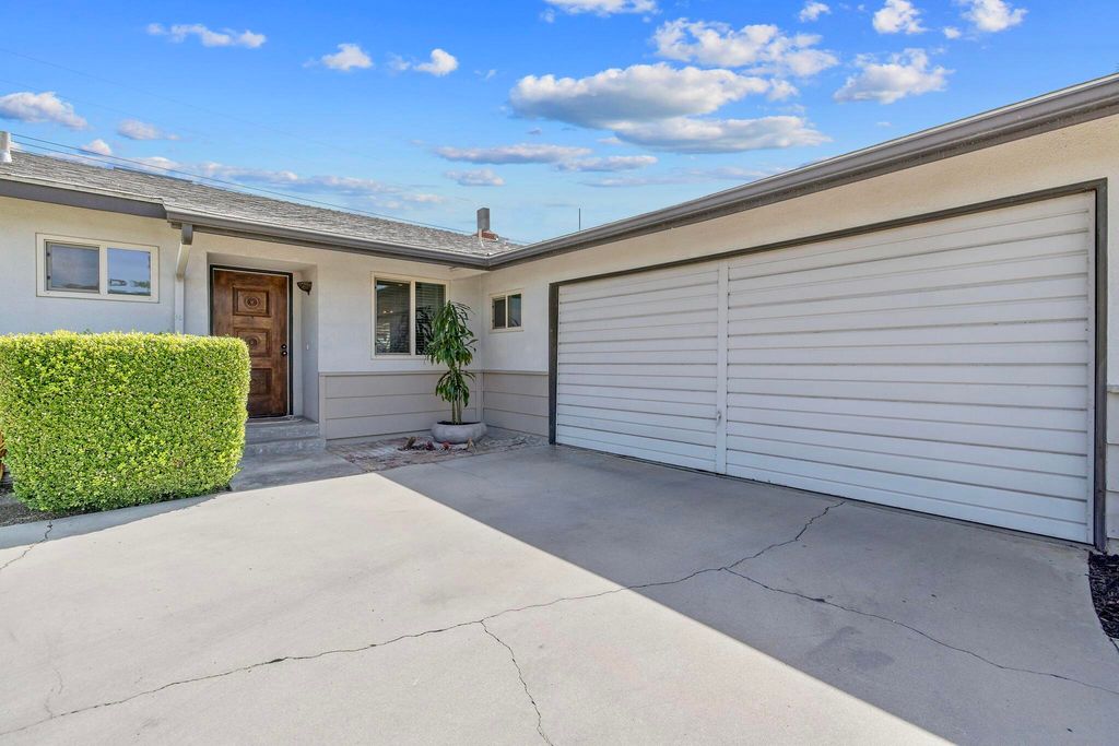 Image 3 of property listing at 3113 E Laurel Avenue, Visalia, CA 93292