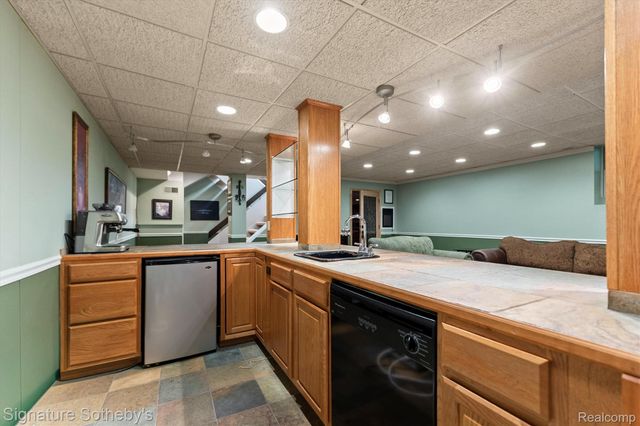 28575 Danvers Court, Farmington Hills, MI 48334