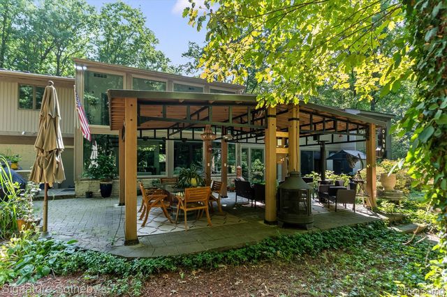 28575 Danvers Court, Farmington Hills, MI 48334