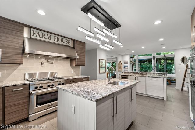 28575 Danvers Court, Farmington Hills, MI 48334