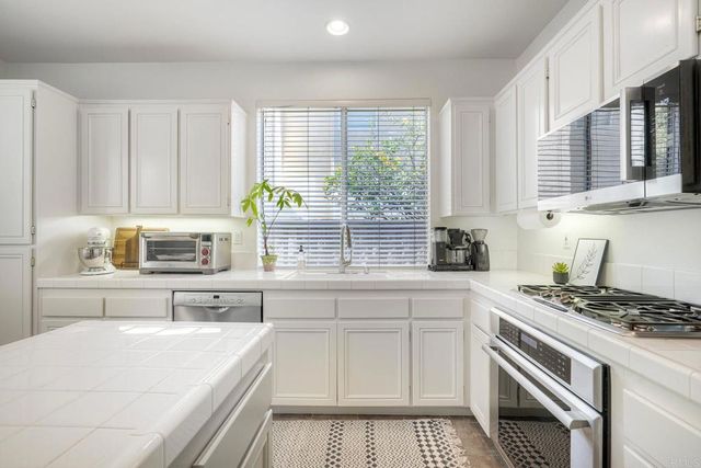 6890 Camino De Amigos, Carlsbad, CA 92009