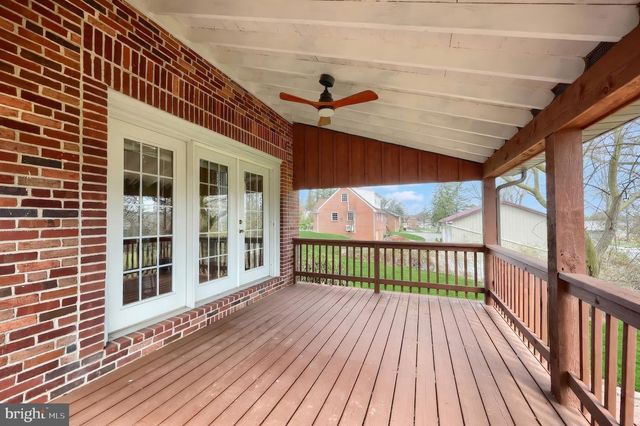 990 E CANAL RD, Dover, PA 17315