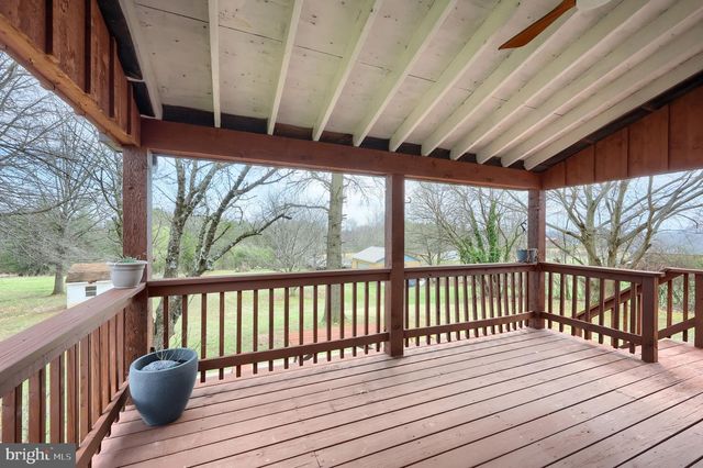 990 E CANAL RD, Dover, PA 17315