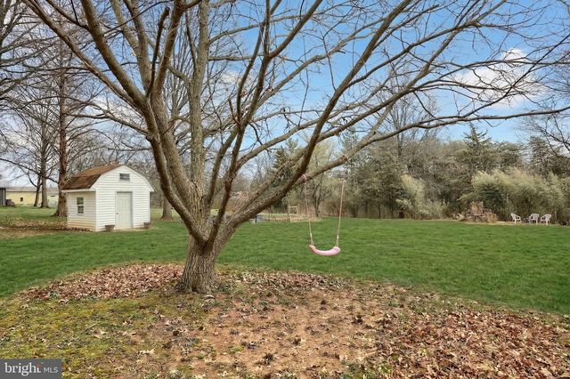 990 E CANAL RD, Dover, PA 17315