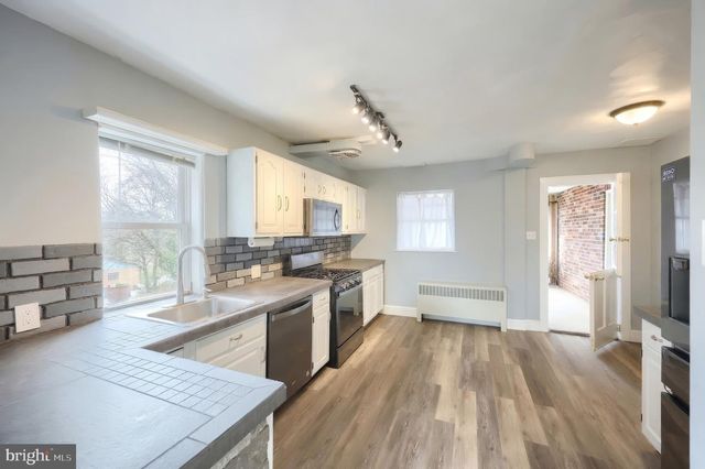 990 E CANAL RD, Dover, PA 17315