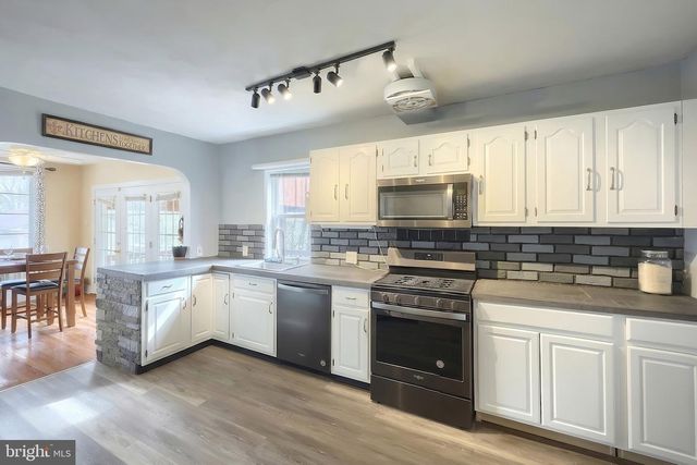 990 E CANAL RD, Dover, PA 17315