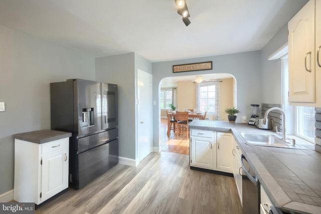 990 E CANAL RD, Dover, PA 17315