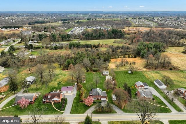 990 E CANAL RD, Dover, PA 17315