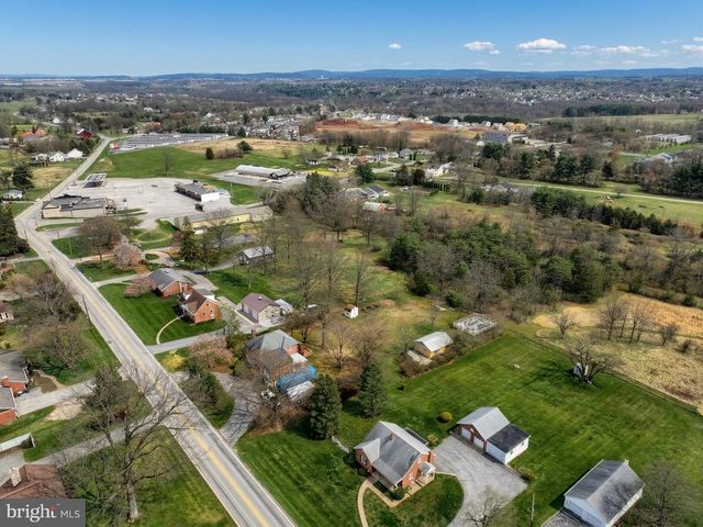 990 E CANAL RD, Dover, PA 17315