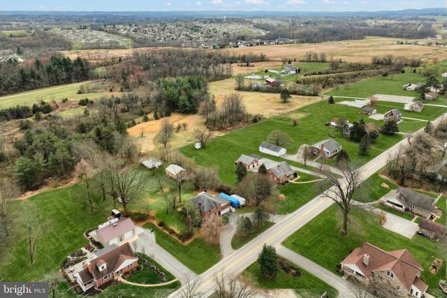 990 E CANAL RD, Dover, PA 17315