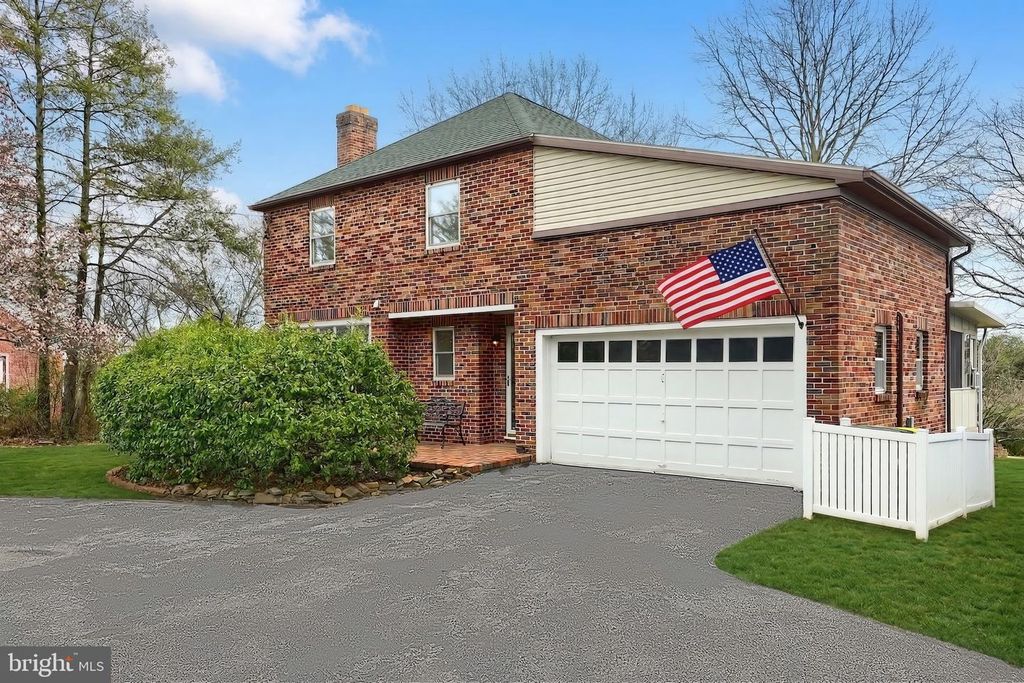 990 E CANAL RD, Dover, PA 17315