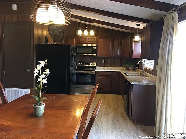 1316 Lakeshore Dr, Bandera, TX 78003