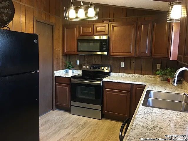1316 Lakeshore Dr, Bandera, TX 78003