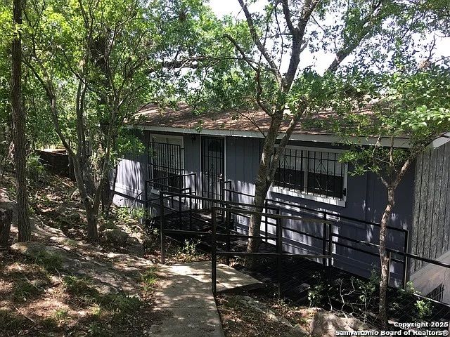 1316 Lakeshore Dr, Bandera, TX 78003