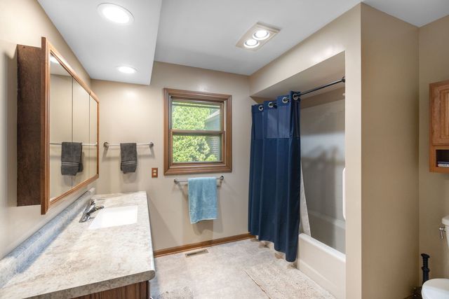9218 W Wonder Lake Road, Woodstock, IL 60098