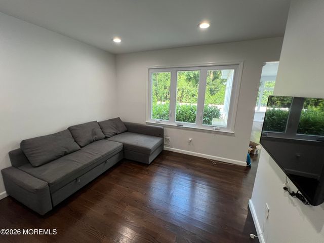 8 Ridge Road, West Long Branch, NJ 07764