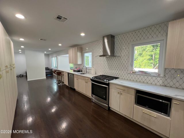 8 Ridge Road, West Long Branch, NJ 07764