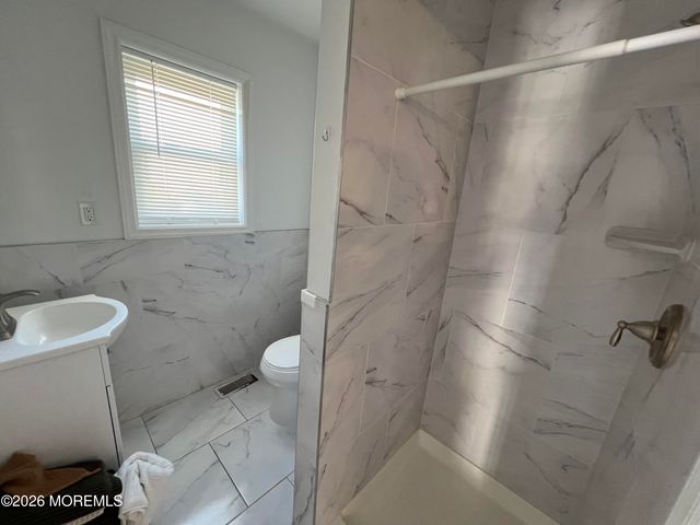 8 Ridge Road, West Long Branch, NJ 07764