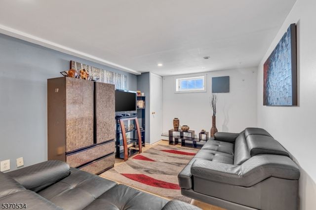 55 Runyon Rd, Clifton City, NJ 07013