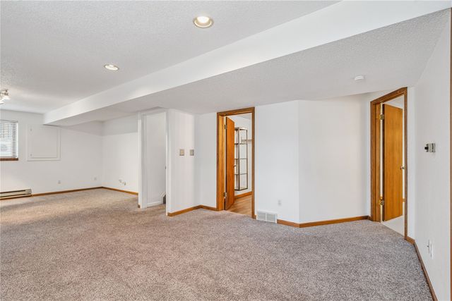 2216 W 8th Street, Cedar Falls, IA 50613