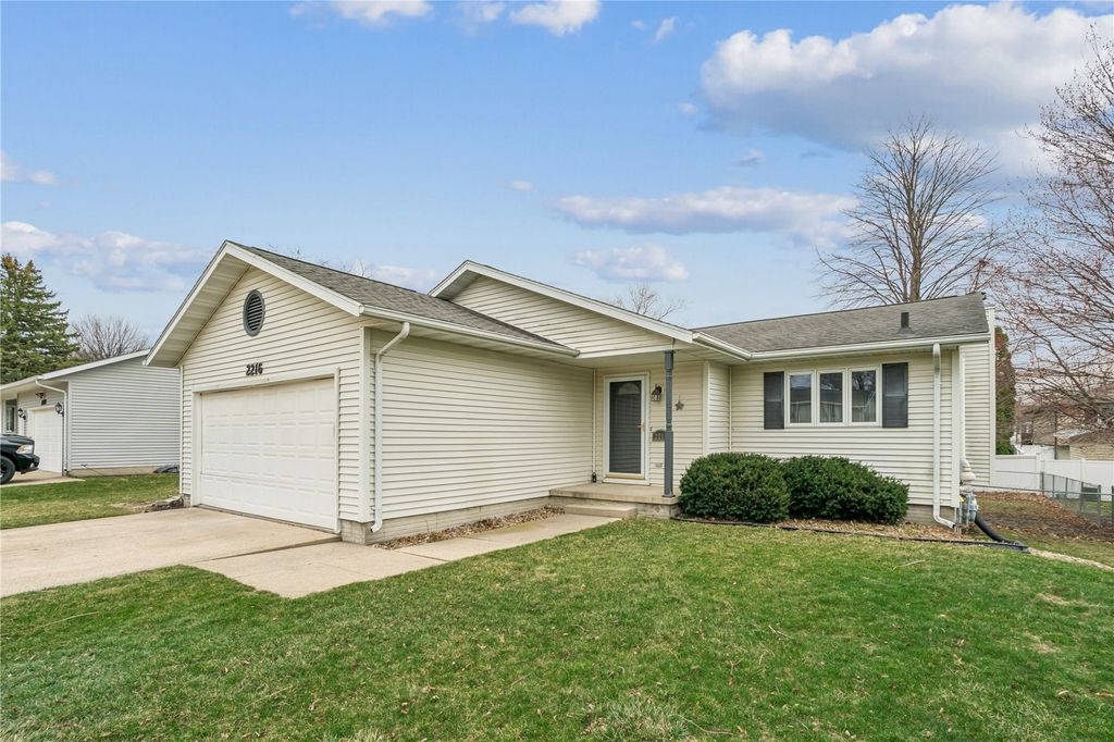 2216 W 8th Street, Cedar Falls, IA 50613