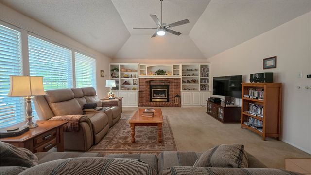 82 Magrath Drive, Bella Vista, AR 72715