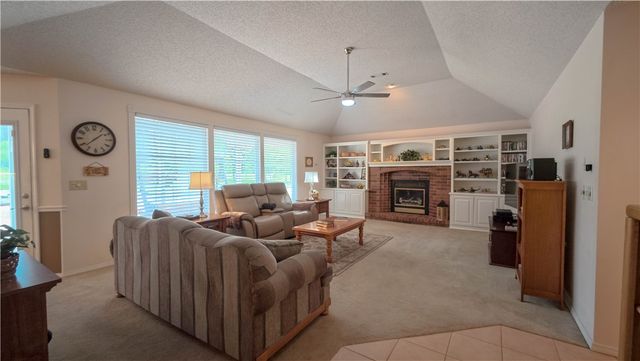 82 Magrath Drive, Bella Vista, AR 72715