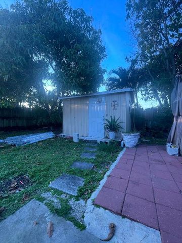 9569 Richmond Circle, Boca Raton, FL 33434