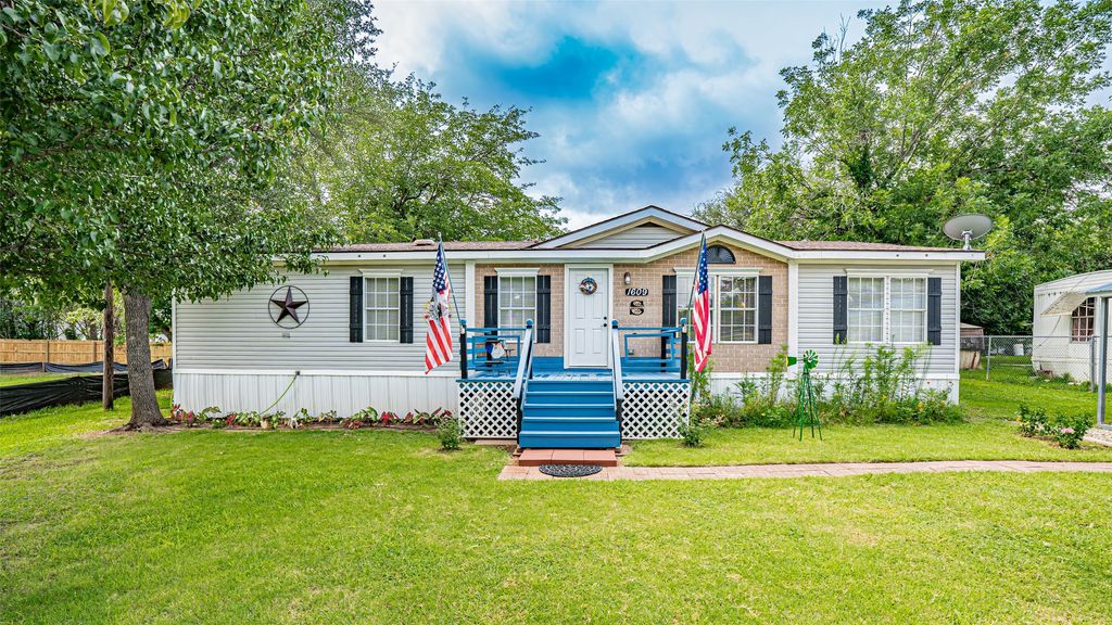 1609 Lands End Street, Granbury, TX 76048