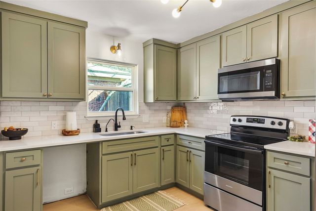 416 Simmons, Hurst, TX 76053