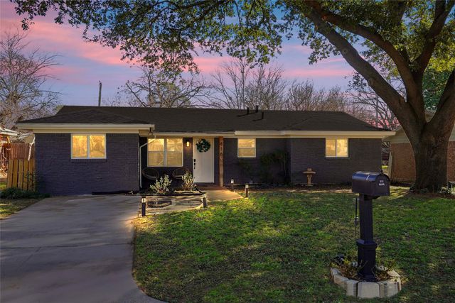 416 Simmons, Hurst, TX 76053