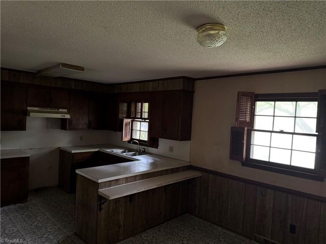 204 Hamilton Road, Lexington, NC 27295