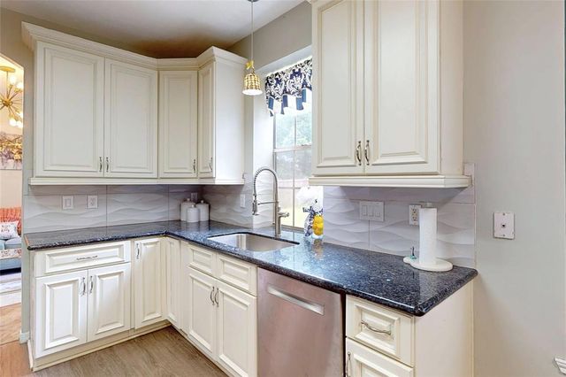 202 Oak Creek Circle, League City, TX 77573