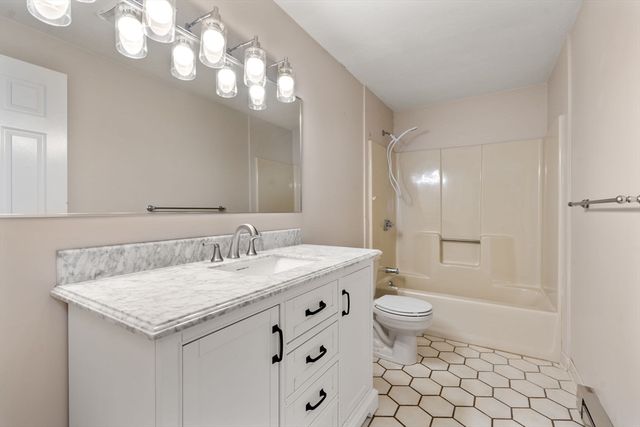 1216 Vfw Pkwy 40, Boston, MA 02132