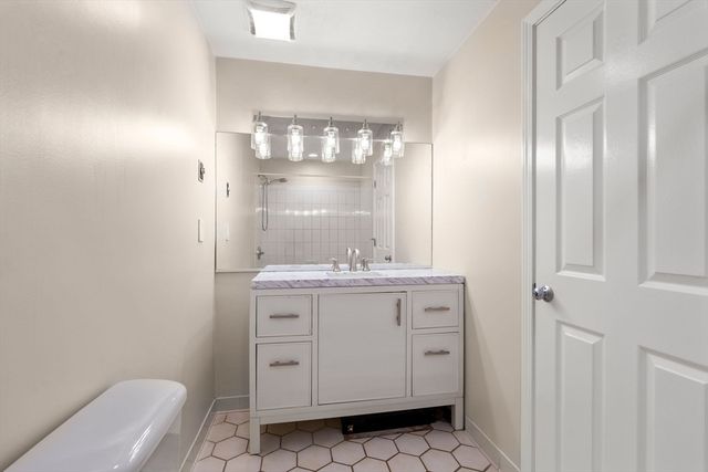 1216 Vfw Pkwy 40, Boston, MA 02132