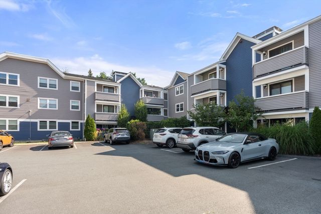 1216 Vfw Pkwy 40, Boston, MA 02132