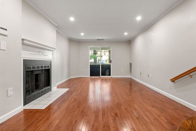 1216 Vfw Pkwy 40, Boston, MA 02132