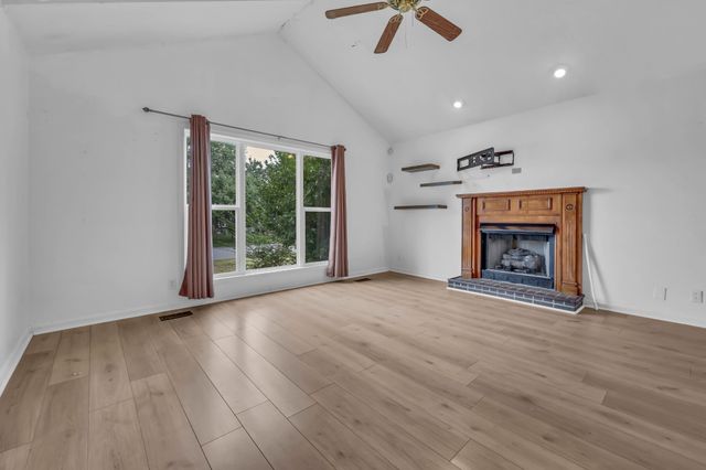 312 Broadmore Dr, Clarksville, TN 37042