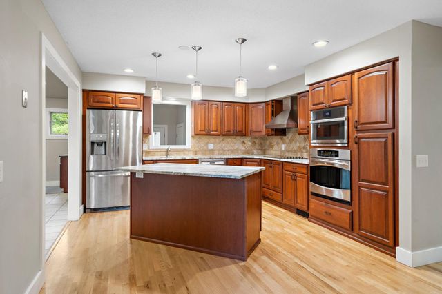 18510 25th Avenue N, Plymouth, MN 55447